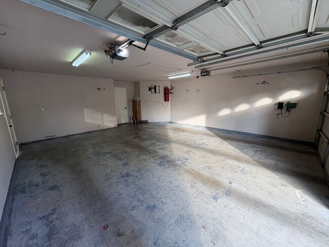 Building Photo - Southwest Visalia Home Available Now!!