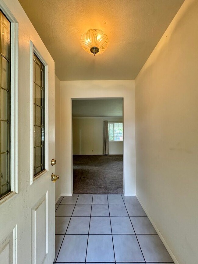 Building Photo - Centrally located Napa home on large lot