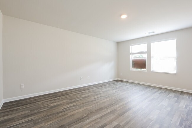 Building Photo - 165 Evvalane Dr