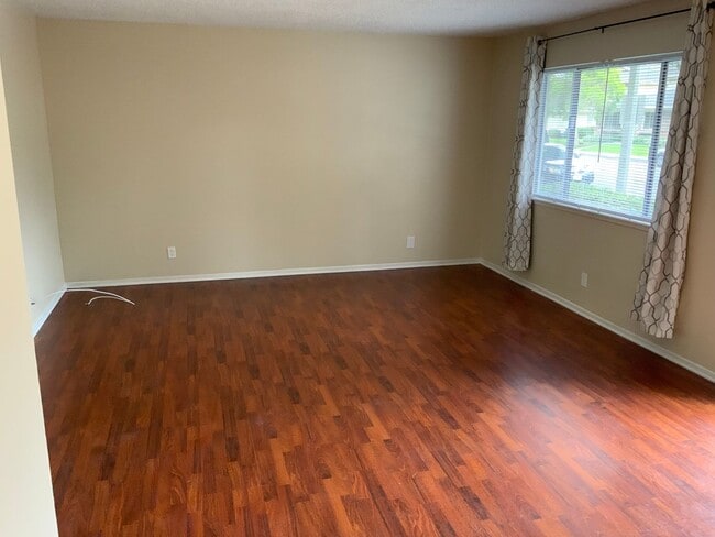 Foto del edificio - Quaint condo near Marina