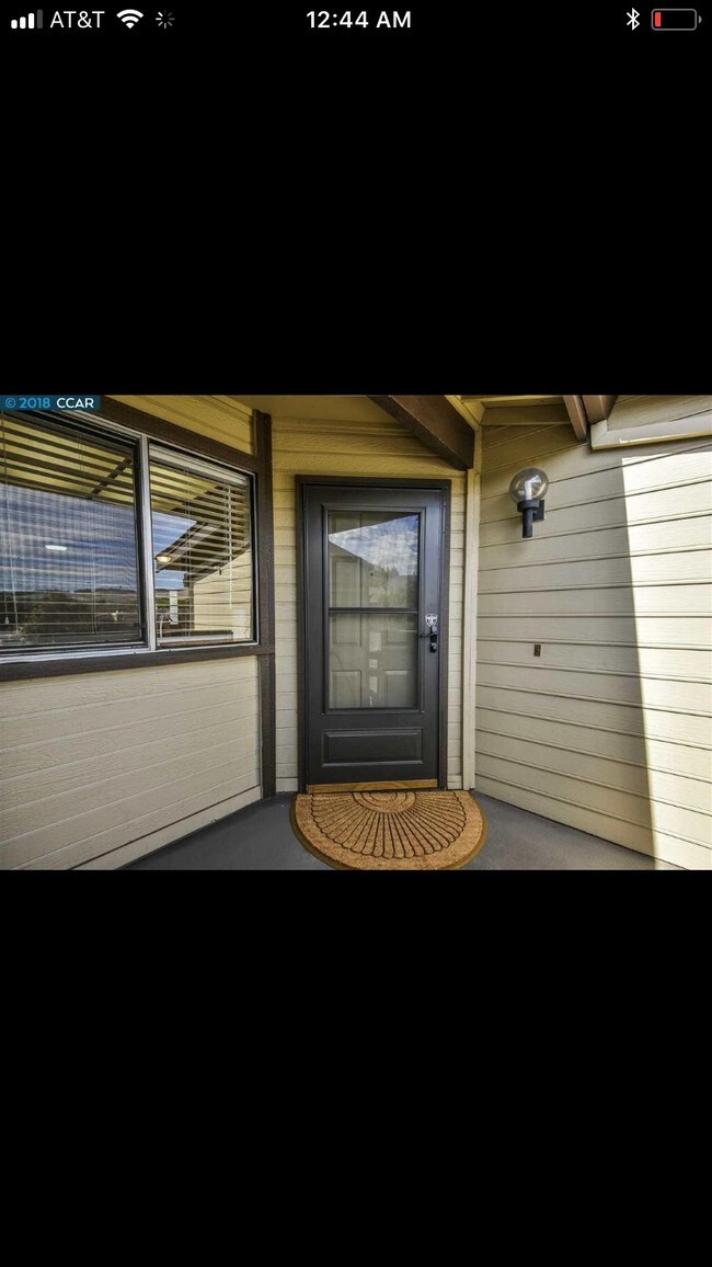 Private entry - 3811 Yorkshire St