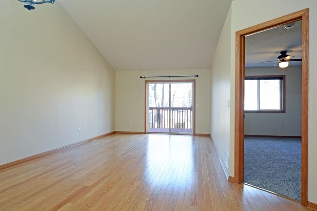 Building Photo - AVAILABLE NOW! Spacious 2 Bed, 2 Bath Town...