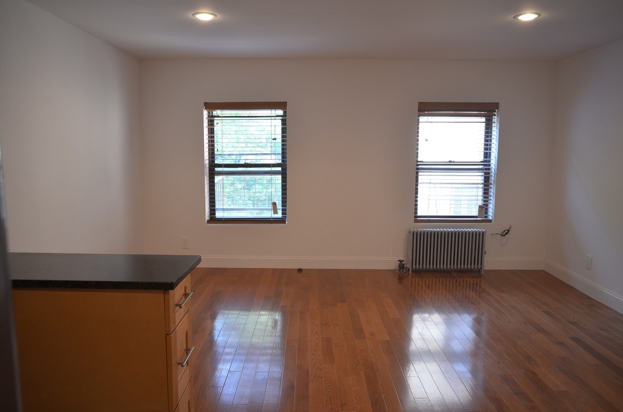 Primary Photo - 570 2nd Ave