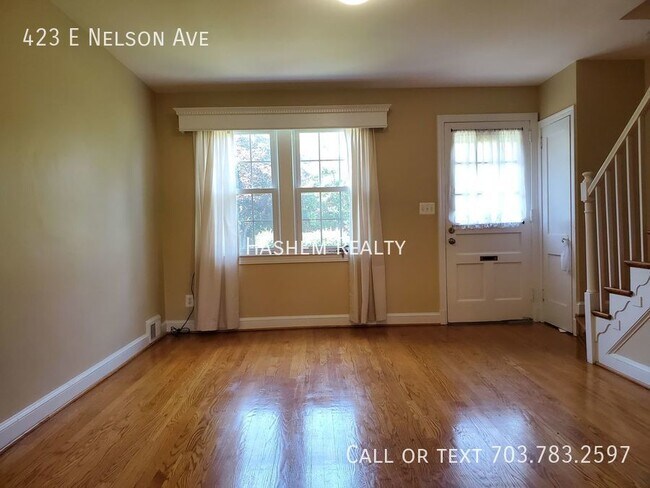 Building Photo - Light-Filled Townhouse on Wide Tree Lined ...