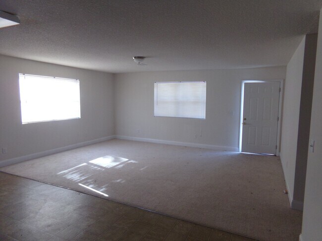 Foto del edificio - Three-Bedroom Auburndale Home with Large Y...