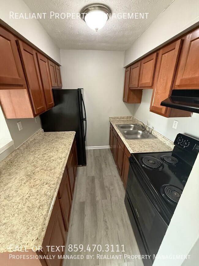 Building Photo - 2021 Cambridge Dr