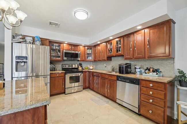 Foto del edificio - 8200 Bulls Ferry Rd
