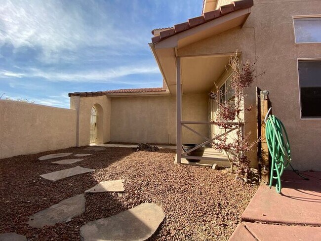 Building Photo - 2 Story 4BR - NE Abq Home - Master Downstairs