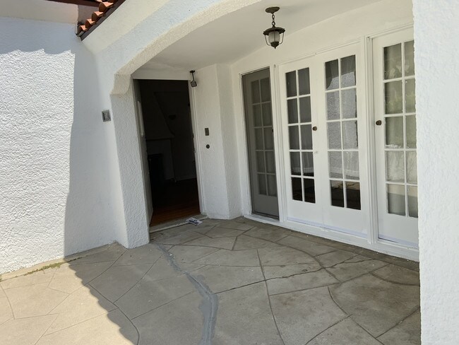 Puerta principal - 226 N Wetherly Dr