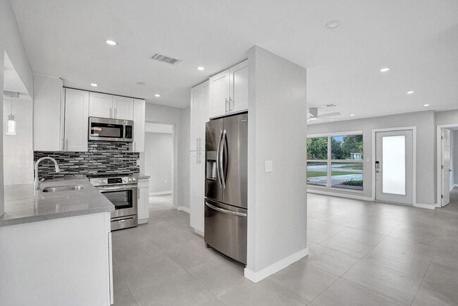 Large 4BD/3BA + Office | Renovated and upd... - Large 4BD/3BA + Office | Renovated and upd... House