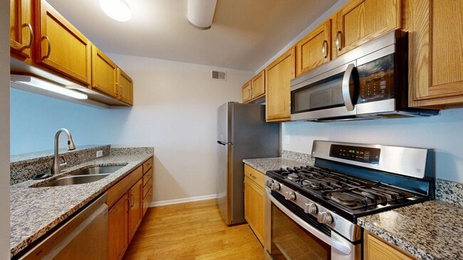 Building Photo - 2790 S Knightsbridge Cir