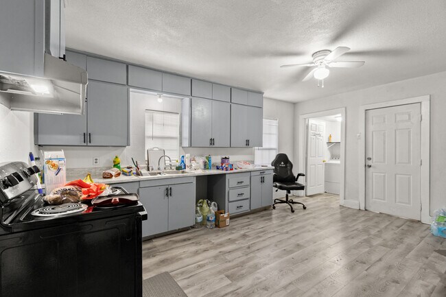 Building Photo - 1322 N Lincoln Ave