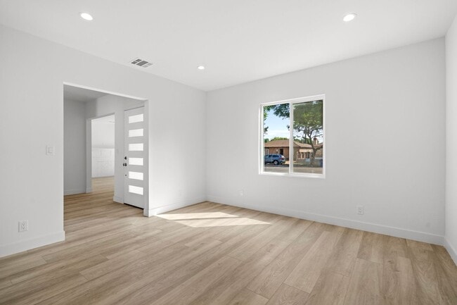 Foto del edificio - Stunning Fully Renovated 2 Bedroom 2 Bathroom Home