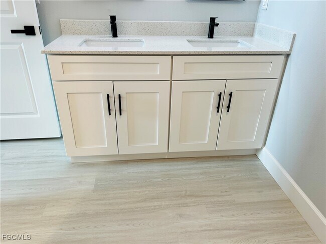 Foto del edificio - 2718 Helen Pl