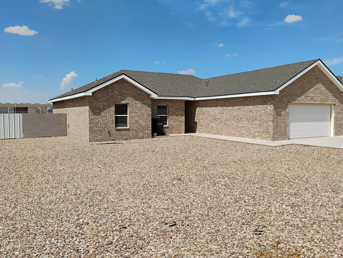 Primary Photo - 4 Bed 2 bath Cozy Brick Home