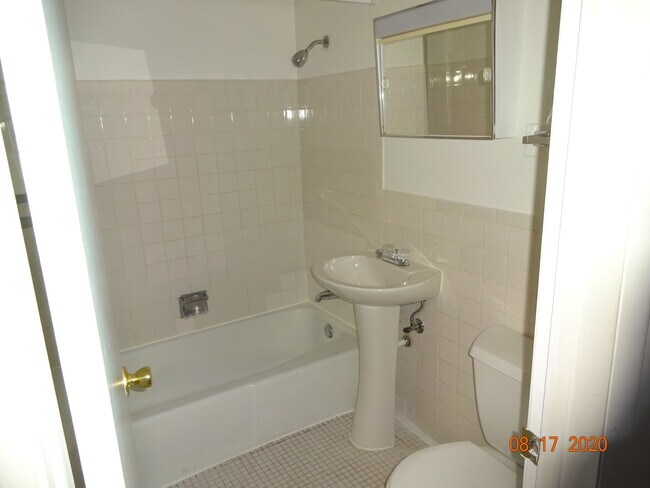 Baño - 240 W Quincy St