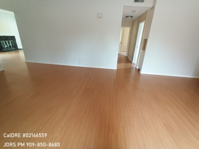 Building Photo - Walnut 3 Bedroom Home