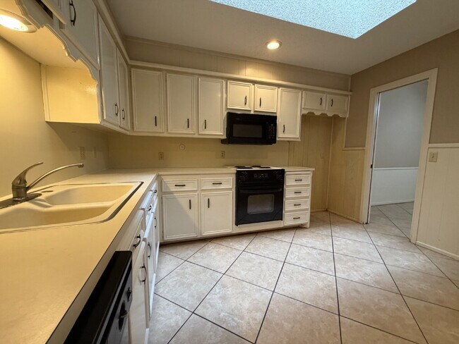 Building Photo - Charming 3-Bed Duplex on 75th St, Lubbock - Spacious 1400 Sq Ft with 2 Full Baths!