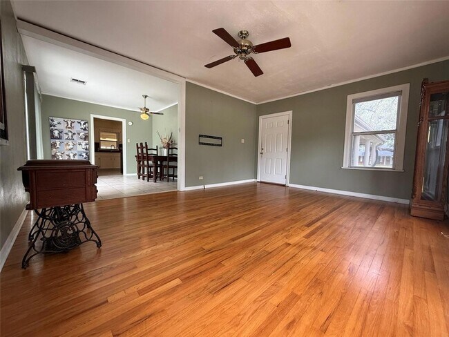 Foto del edificio - 231 E Live Oak St