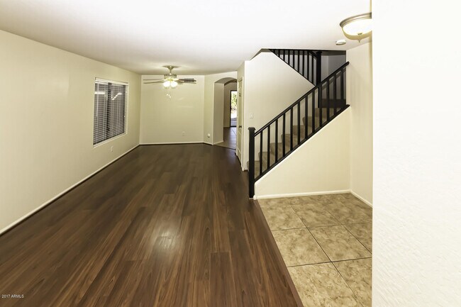 Foto del edificio - BEAUTIFUL 4 BED 2.5 BATH, OVER 2300SQFT., ...