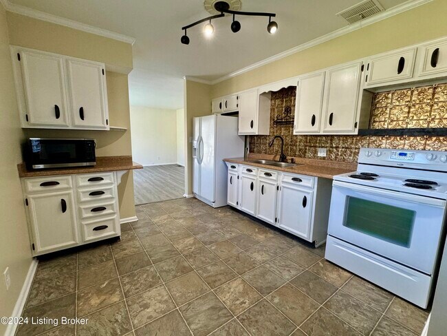 Foto del edificio - 6216 Hillcrest Ct