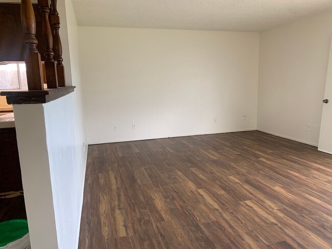 Building Photo - 3 bed 2 bath