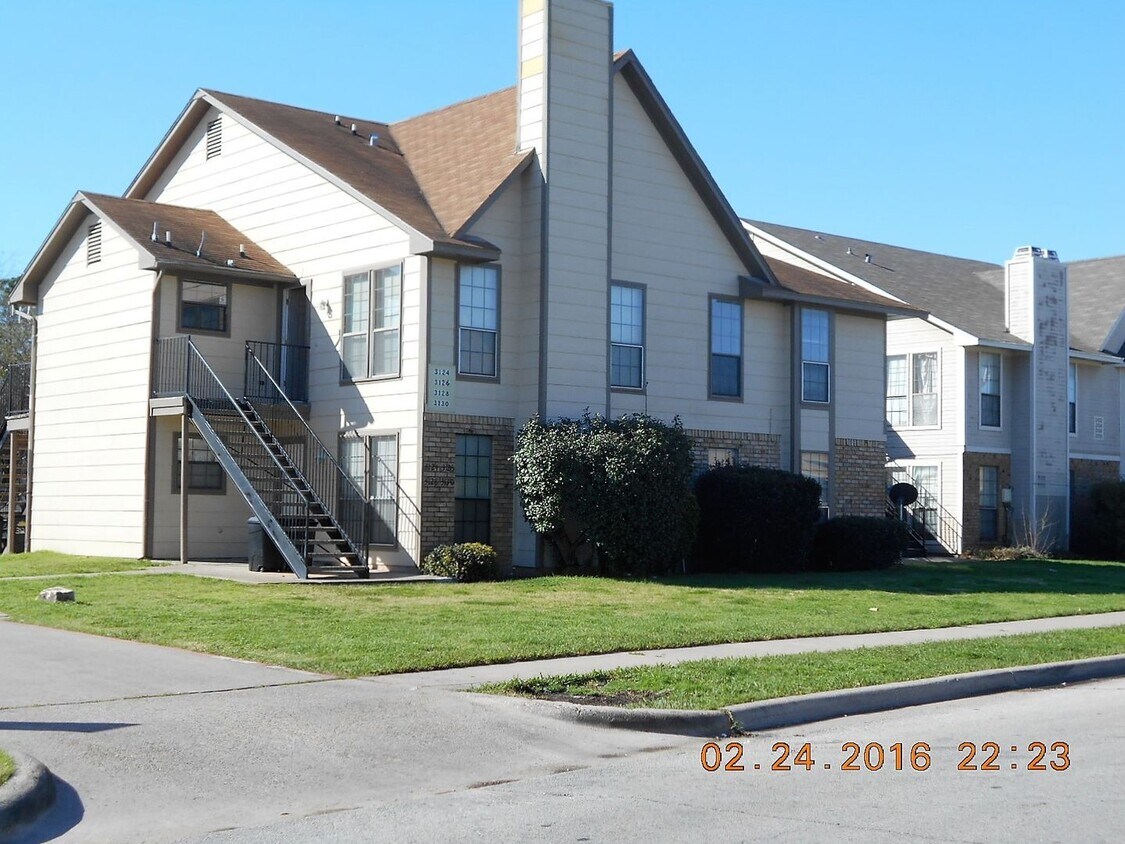 Primary Photo - Nice downstairs fourplex unit with 2 bedro...