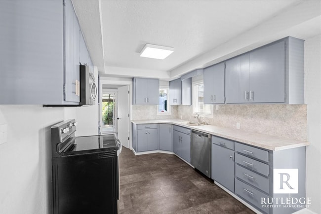 Building Photo - NEWLY REMODELED 3 bedroom home in Medford!