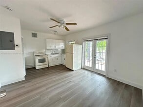 Building Photo - 312 SW 32nd Ave