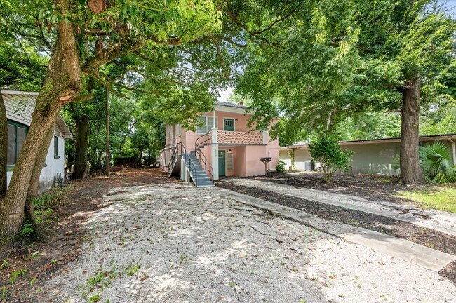 Foto del edificio - Cozy 3-Bedroom, 1-Bathroom Ground Floor Un...