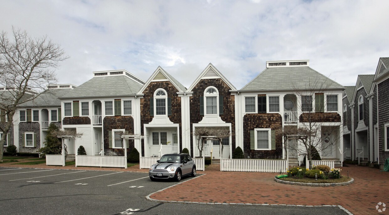 Stirling Cove Apartments in Greenport, NY