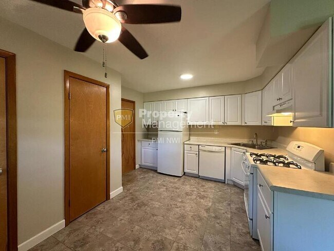 Foto del edificio - 660 N Hobart Rd