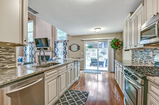 Building Photo - 6165 Pattingham Dr