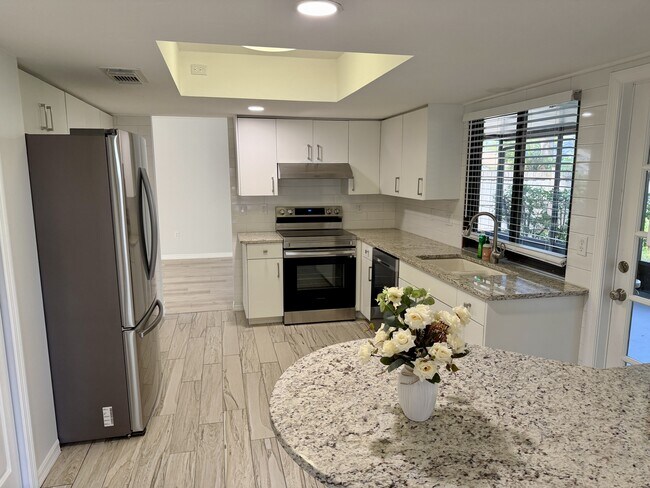 Foto del edificio - 8434 Cypress Lake Cir