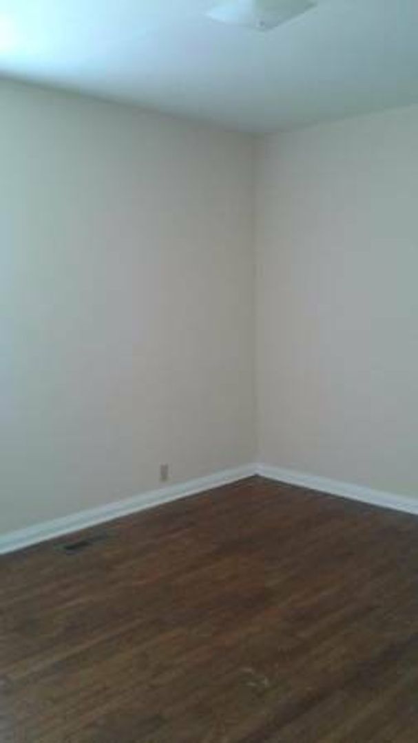 Foto del edificio - 3 bedroom 2 bath rental home - RIGHT besid...