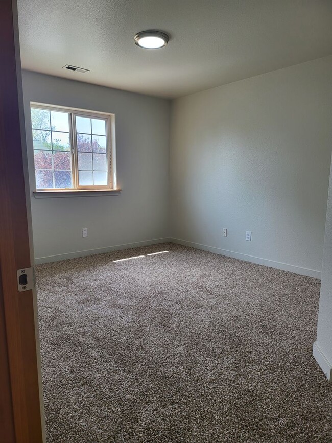 Building Photo - 1416 S Skyline Dr