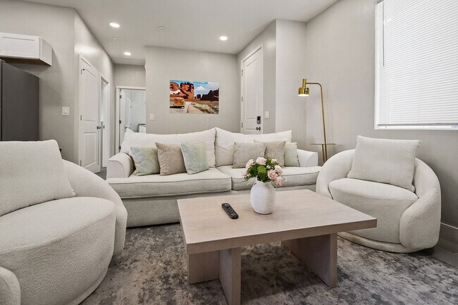 Building Photo - 6612 W Paradise Ln