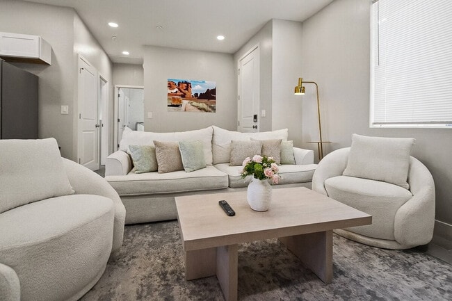 Building Photo - 6612 W Paradise Ln