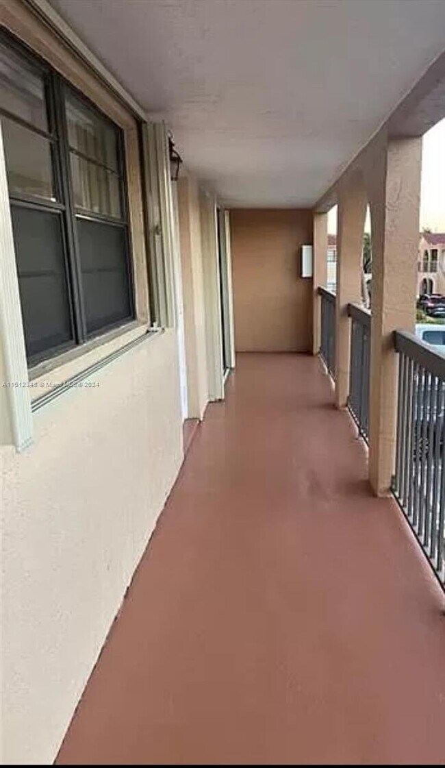 Foto del edificio - 18246 Mediterranean Blvd