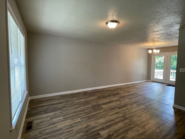 Foto del edificio - SW Updated Home - Wood Laminate Flooring, Front Porch & Deck!