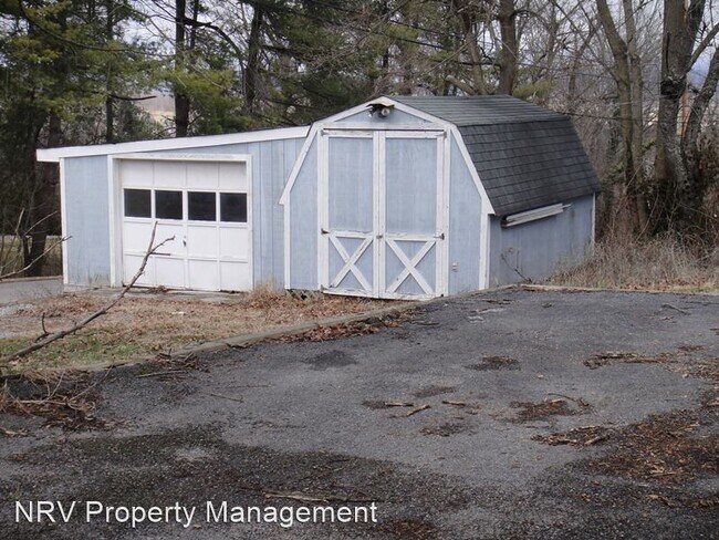 Building Photo - 2 br, 1 bath House - 130 Monroe Street
