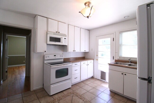 Building Photo - 2 Bedroom 1 Bath House in Mission, Kansas