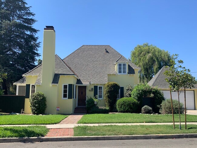 Building Photo - 1537 N Palomares St