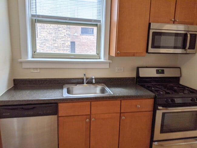 Building Photo - 914 Crain St