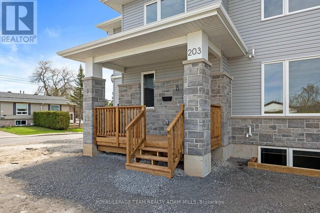 Building Photo - 203 Teskey St