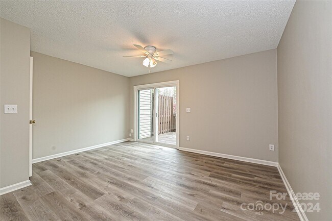 Foto del edificio - 1227 Maple Shade Ln