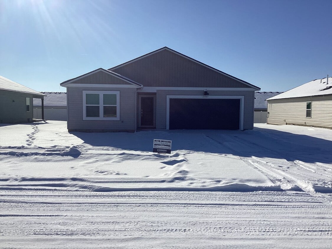 Foto principal - Brand spanking new 3bedroom Rancher!!!!