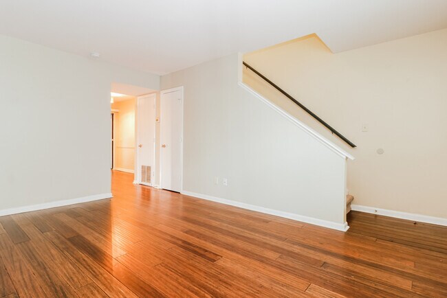 Building Photo - Gorgeous 2 Bedroom Townhome with Private B...