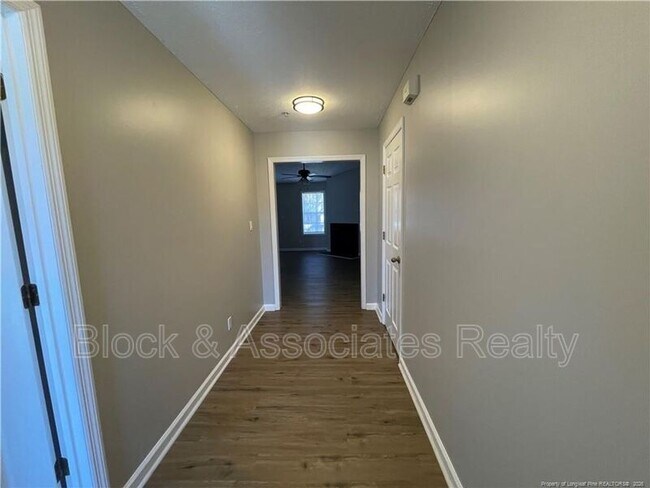 Foto del edificio - 267 Waterdown Dr