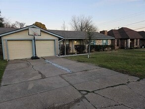 Building Photo - 808 McCurry Ave